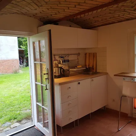 Дом отдыха Niedliches-kleines-ferienhaeuschen-auf-ruegen-nahe-stralsund *