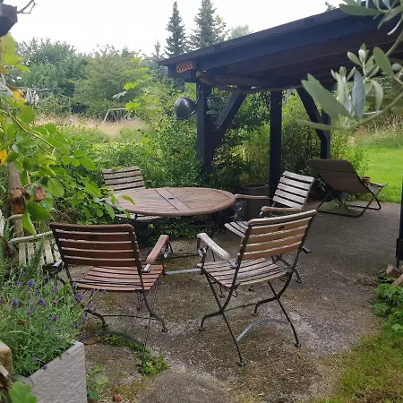 Niedliches Kleines Ferienhäuschen Auf Rügen Nahe Stralsund *