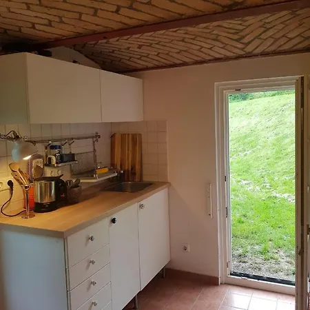 Дом отдыха Niedliches-kleines-ferienhaeuschen-auf-ruegen-nahe-stralsund Альтефер